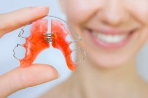 Person holding retainer